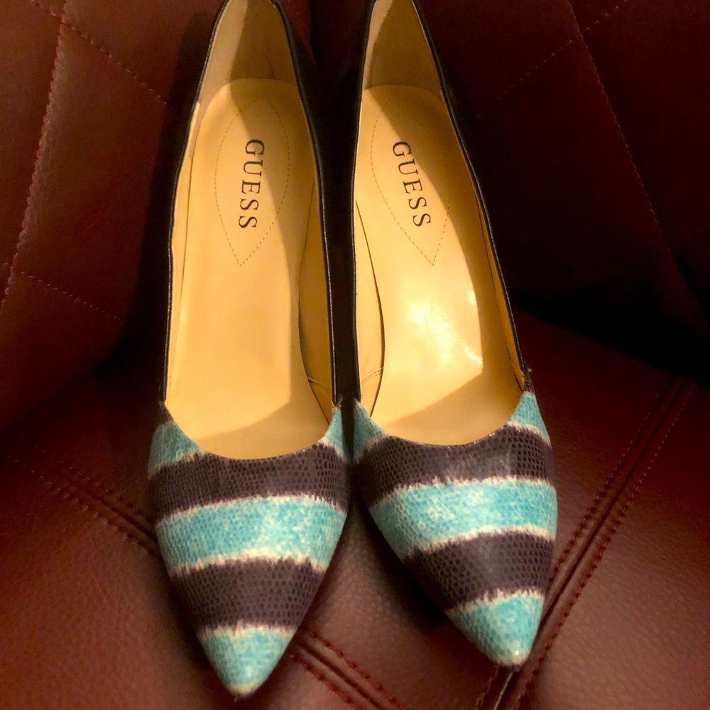 NWOT Guess Sleek Stripped Pumps 💃🏾